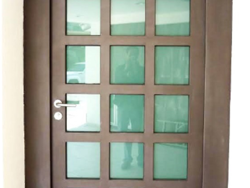 Puerta de acero y vidrio acabado marrón CDMX